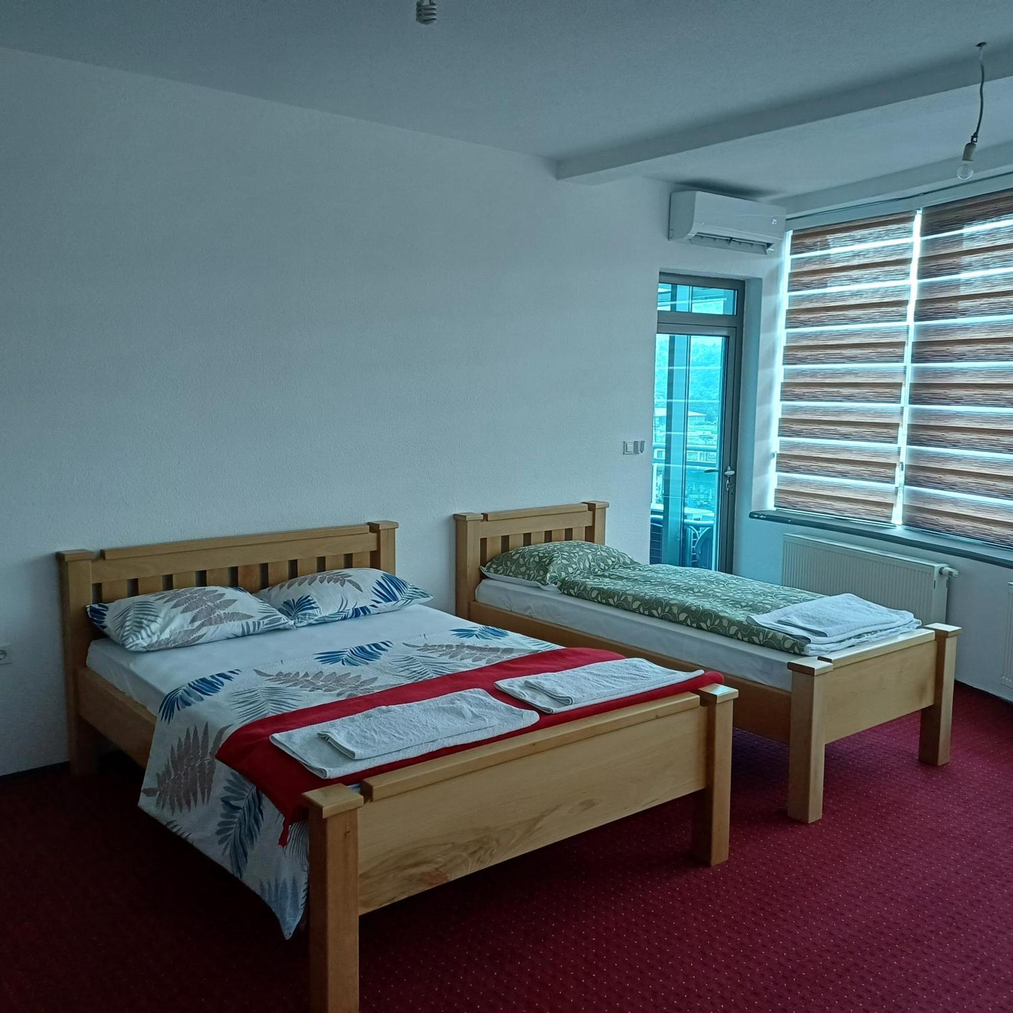 Hollywood Motel Podlugovi Экстерьер фото